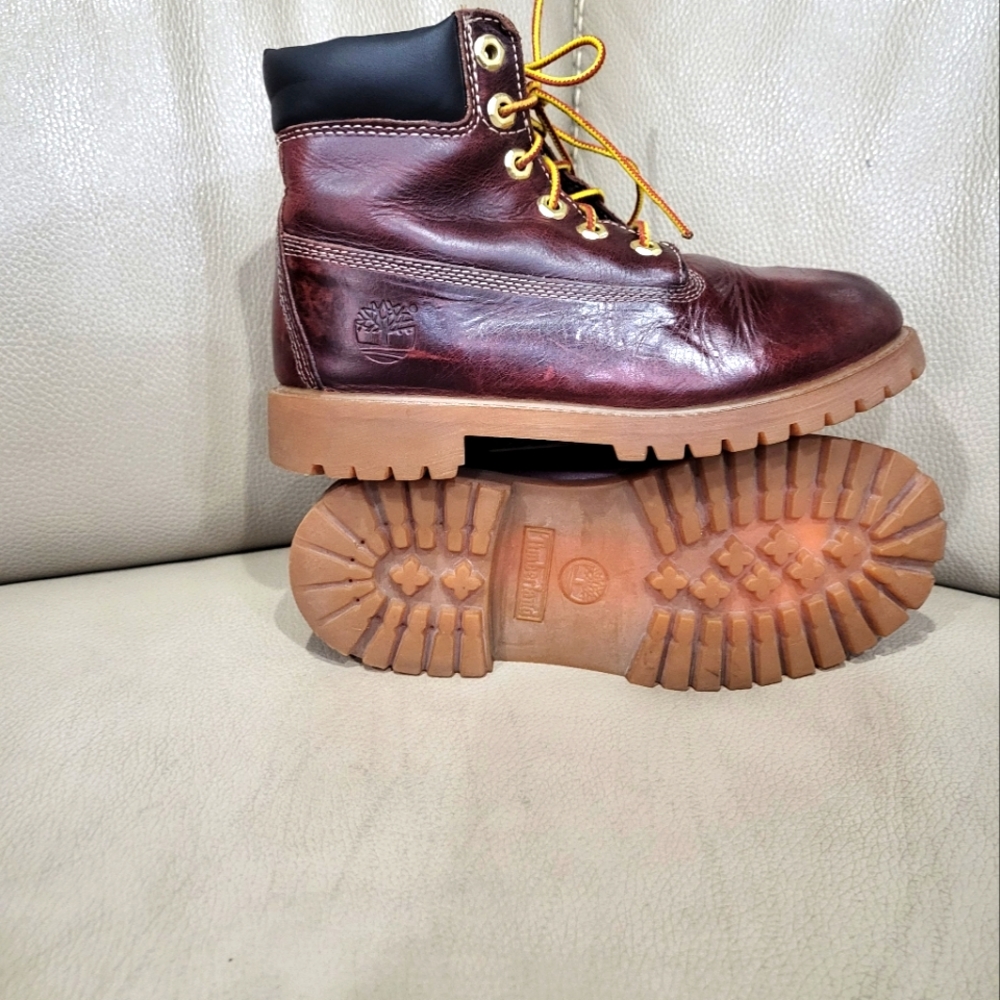 Big Boys Timberland boots, Size 4, Color  brown Like New